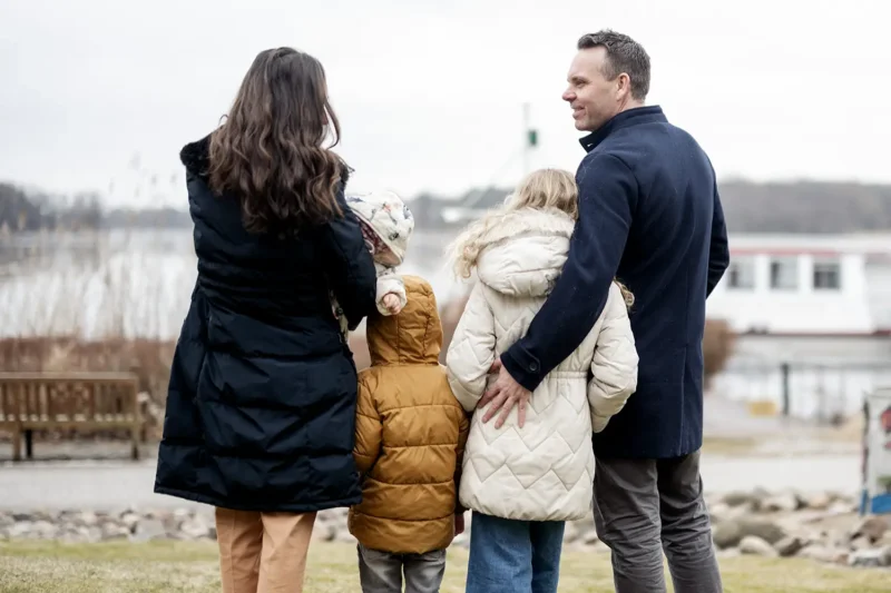 Thomas Kresse mit seiner Frau und drei Kindern von hinten am Ufer eines Sees – Einblicke in sein Privatleben.