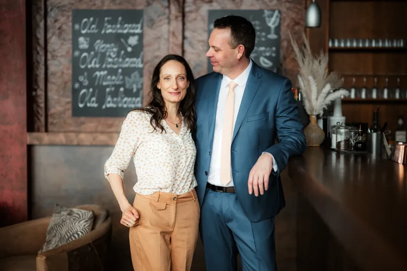 Thomas Kresse lächelnd mit seiner Partnerin an einer Bar – Sympathisches Auftreten und authentische Persönlichkeit.