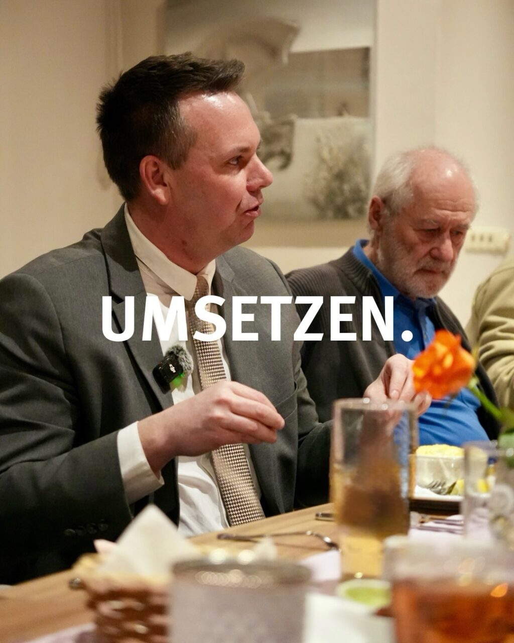 ZUHÖREN. ANPACKEN. UMSETZEN.

Drei Worte.
Aber sie stehen nicht nur für einen Claim, sondern für eine Haltung.

Gestern Abend beim Stammtisch des Ortsverbands der Partei Die Linke. in Kyritz, Neustadt und Wusterhausen wurde genau das gelebt: zuhören, diskutieren, hinterfragen und gemeinsam nach Lösungen suchen.

Politik lebt vom Austausch.
Man kann unterschiedlicher Meinung sein, man kann Positionen kritisch sehen oder auch kontrovers diskutieren. Entscheidend ist jedoch, dass man miteinander spricht. Offen, ehrlich und respektvoll.

Genau diese Ebene war gestern spürbar.

Mein besonderer Dank gilt Frau Kirsten Tackmann für die Einladung zu diesem Gespräch. Der Austausch war klar, sachlich und zugleich sehr authentisch. Jeder konnte seine Sicht frei darstellen. Ohne Schlagworte, ohne Show.

Am Ende steht für mich eine wichtige Erkenntnis:
Zusammenarbeit entsteht dort, wo man bereit ist zuzuhören und Verantwortung gemeinsam zu denken.

Es freut mich sehr, dass wir auf einen gemeinsamen Nenner gekommen sind und eine konstruktive Zusammenarbeit anstreben. Für die Unterstützung und das Vertrauen danke ich herzlich.

Ein Dank geht ebenso an das Team des @novel_hotel_wusterhausen für die Gastfreundschaft, das hervorragende Essen und den professionellen Service. Ein gelungener Rahmen für einen wichtigen Abend.

Politik beginnt im Gespräch.
Und sie endet im Handeln.