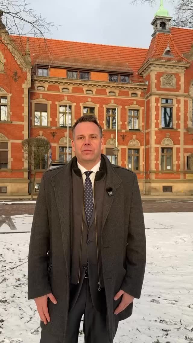 Liebe Bürgerinnen und Bürger, 
ich bin jemand, der zuhört. Der anpackt. Der Verantwortung übernimmt.
Ich lebe hier. Ich kenne die Menschen hier. Und ich weiß, wie viel Herz, Engagement und Zusammenhalt in unserem Landkreis steckt. Genau das möchte ich stärken.
Mir ist wichtig, dass wir wieder mehr miteinander sprechen – nicht übereinander.
Dass Politik nicht abgehoben wirkt, sondern erreichbar bleibt.
Und dass Entscheidungen transparent und nachvollziehbar sind.
In den nächsten Wochen möchte ich vor allem eines:
Sie kennenlernen. Ihre Themen hören. Ihre Ideen verstehen.
Denn ein Landrat arbeitet nicht für sich – sondern für die Menschen.

Ich freue mich auf viele Gespräche.
Auf ehrliches Feedback.
Und auf einen gemeinsamen Weg für unsere Region.
Ihr
Thomas Kresse

#landratswahl2026 #thomaskresse #vorstellung #dialog