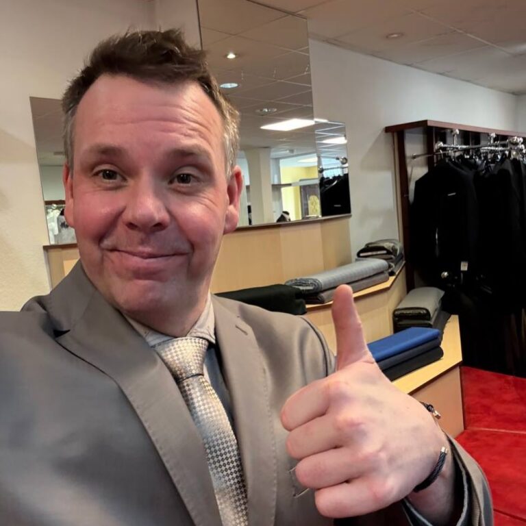 +++ Seriös auftreten – und dabei den Einzelhandel vor Ort stärken. +++

Zu Beginn meiner Kandidatur hat jemand gesagt: „Kleider machen Leute!“.

Das Sprichwort ist daher nicht nur eine Novelle des Schweizer Dichters Gottfried Keller, sondern spielt in der Psychologie auch eine große Rolle! 

Wenn man dann noch in der Innenstadt einen guten Herrenschneider findet, kommt beides zusammen! 
Seriös auftreten – und dabei den Einzelhandel vor Ort stärken. 
Von daher meine Bitte: gucken Sie in Ihren Städten und Gemeinden vor Ort! Wir finden alles was wir brauchen! Es muss nicht immer der Klick im Online-Versand sein!

Danke für die immer gute Beratung und den Service, Herr Schraps! 

#wirdieinnenstadtneuruppin 
#einzelhandelstärken 
#herrenmode #schraps