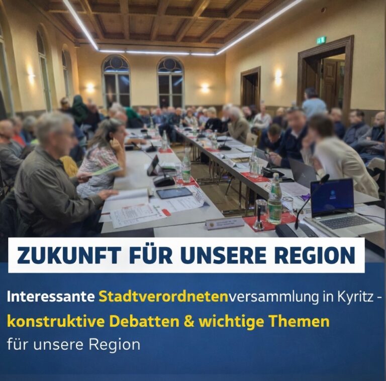 Gestern habe ich an der Stadtverordnetenversammlung in Kyritz teilgenommen und die Diskussion interessiert verfolgt. Es ist spannend, einmal auf der Seite des Publikums zu sitzen und die Debatte aus dieser Perspektive wahrzunehmen.
In der Vergangenheit wurde viel über die Stimmung in der Stadtverordnetenversammlung berichtet. Gestern war die Atmosphäre an vielen Stellen konstruktiv. Zahlreiche Beschlüsse wurden einstimmig gefasst – auch wenn unterschwellig eine leichte Spannung spürbar blieb.
Die Wortbeiträge der Bürgerinnen und Bürger waren nachvollziehbar, offen und ehrlich.
Für mich stand insbesondere das Thema „Müritz-Elbe-Leitung“ (MEL) im Mittelpunkt – eine 380-Kilovolt-Freileitung, die derzeit vom Unternehmen 50Hertz geplant wird.
Die Stromtrasse wird auch durch unsere Region führen und kann ein entscheidender Wirtschaftsfaktor sein. Wichtig ist, dass die Leitung und das dazugehörige Umspannwerk kommen. Noch wichtiger ist jedoch, dass die Bürgerinnen und Bürger aktiv in die Standortdiskussion einbezogen werden und beteiligt bleiben.
Eine vertretbare Standortabwägung ist Voraussetzung dafür, dass dieses Projekt erfolgreich umgesetzt werden kann.
Der Erfolg ist von großer Bedeutung. Aus eigener Erfahrung – etwa im Temnitzpark oder in benachbarten Gewerbegebieten – weiß ich, dass Gewerbe- und Industrieansiedlungen an fehlender Stromverfügbarkeit scheitern können.
Ich werde die Entwicklungen weiterhin aufmerksam verfolgen – in Kyritz und auch in anderen Gemeinde- und Stadtverordnetenversammlungen unserer Region.

#kyritz #gemeindeversammlung #region #opr