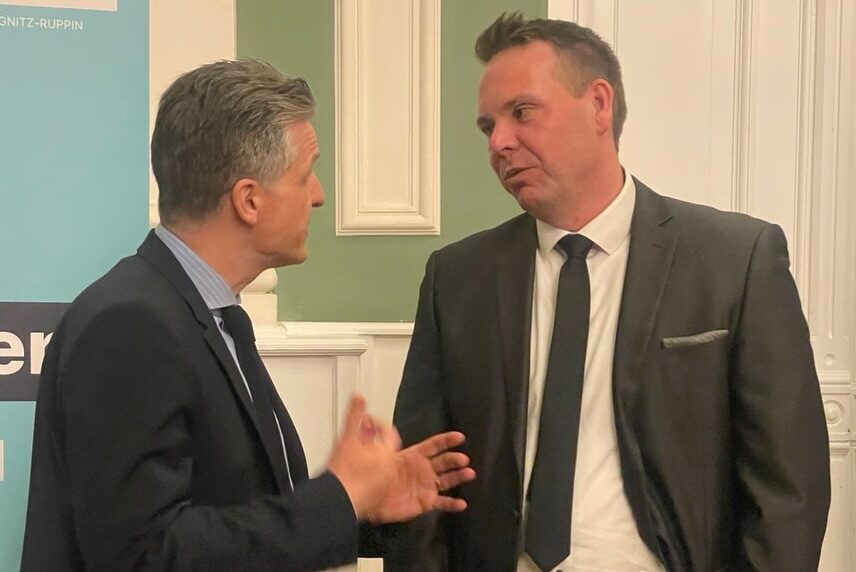 +++ Jahresempfang der CDU OPR in den Ruppiner Kliniken +++

Auch 2026 bin ich der Einladung gerne gefolgt und konnte viele bekannte Gesichter begrüßen. 

Das Grußwort des Bundesministers für besondere Aufgaben, Thorsten Frei (CDU), zeigt: Ja, die Zeiten sind und bleiben schwierig, vieles läuft nicht gut - aber es ist nicht alles schlecht!

In vielen Bereichen steht jedoch die Kosten-Leistungsrechnung nicht mehr im Verhältnis. Wir geben viel Geld aus (Gesundheit, Bildung) - es kommt aber zu wenig raus. 

Bei allem bleibt eine gut funktionierende Wirtschaft die wichtigste Grundlage. Daher braucht es auch in OPR ansiedlungsfreundlichere Rahmenbedingungen. Schnellere und flexiblere Auslegung / Handhabung im Baurecht und bei der Bauleitplanung wären ein Anfang!

Ansonsten freue ich mich 
auf einige Gespräche in den kommenden Wochen, die gestern angebahnt wurden: 

- Sarah Lindemann (KREISHANDWERKERSCHAFT)
- Antje Baumgart (PARITÄTISCHE WOHLFAHRTSVERBAND)
- Wilma Nickel (LANDFRAUEN)

Danke für die Einladung und den Support  zur Kandidatur, der aus unterschiedlichsten Bereichen spürbar war.

#jahresempfangcdu #zukunftopr #austausch #landrat2026