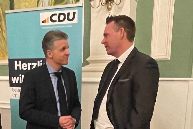 +++ Jahresempfang der CDU OPR in den Ruppiner Kliniken +++

Auch 2026 bin ich der Einladung gerne gefolgt und konnte viele bekannte Gesichter begrüßen. 

Das Grußwort des Bundesministers für besondere Aufgaben, Thorsten Frei (CDU), zeigt: Ja, die Zeiten sind und bleiben schwierig, vieles läuft nicht gut - aber es ist nicht alles schlecht!

In vielen Bereichen steht jedoch die Kosten-Leistungsrechnung nicht mehr im Verhältnis. Wir geben viel Geld aus (Gesundheit, Bildung) - es kommt aber zu wenig raus. 

Bei allem bleibt eine gut funktionierende Wirtschaft die wichtigste Grundlage. Daher braucht es auch in OPR ansiedlungsfreundlichere Rahmenbedingungen. Schnellere und flexiblere Auslegung / Handhabung im Baurecht und bei der Bauleitplanung wären ein Anfang!

Ansonsten freue ich mich 
auf einige Gespräche in den kommenden Wochen, die gestern angebahnt wurden: 

- Sarah Lindemann (KREISHANDWERKERSCHAFT)
- Antje Baumgart (PARITÄTISCHE WOHLFAHRTSVERBAND)
- Wilma Nickel (LANDFRAUEN)

Danke für die Einladung und den Support  zur Kandidatur, der aus unterschiedlichsten Bereichen spürbar war.

#jahresempfangcdu #zukunftopr #austausch #landrat2026