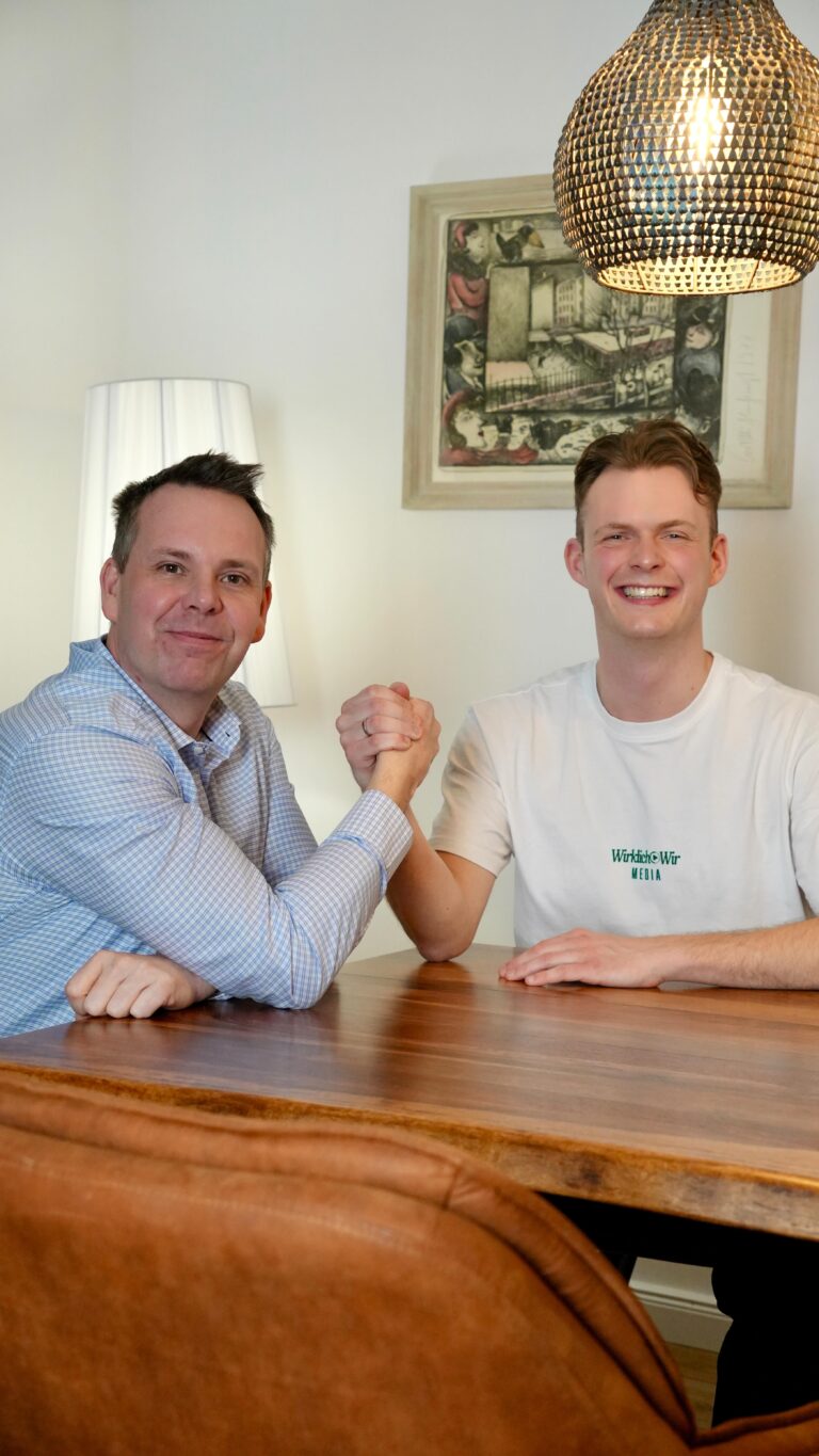 Liebe Bürgerinnen und Bürger in OPR, 
auf diesem Kanal sollen vor allem inhaltliche Botschaften übermittelt werden, die wir in den kommenden Wochen vertiefen werden. 

Aus meiner Sicht gehört es aber auch dazu, transparent Einblicke in Prozesse und Strukturen zu geben sowie die Kampagne vorzustellen. Denn auch dahinter steckt eine Botschaft - Sie sollen mitgenommen werden!

Der Wahlkampf wurde von uns in vier Phasen geteilt:

1. Startphase / Kick off 
2. Aufwärmen 
3. Heiß laufen 
4. Abkühlen 

Die Phase I endet am 28. Februar und beinhaltete vor allem:

- Zusammenstellung des Teams
- Schaffung von Strukturen 
- Unterstützer vorstellen 
- mich besser kennenlernen 

Diese Phase wird somit noch eine Woche andauern. 

In dem heutigen Video zeigen wir Ihnen wer unser Kreativ- und Videodirektor im Team ist! 

Eric Stiefel von @wirklichwir.media , danke für deine Unterstützung und willkommen im Team.

Dieser Beitrag soll Ihnen auch zeigen, dass wir für Sie professionell an die Sache herangehen! Uns alle vereint ein Ziel!

#landratswahl2026