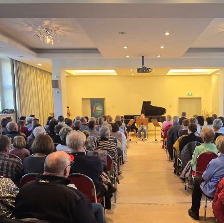 Heute war ich beim Preisträgerkonzert der Kreismusikschule und konnte erstmals als Förderer unterstützen! Nicht nur mit einer kleinen Spende, sondern auch mit echter Power beim Kuchenbasar!
Das Team des Fördervereins, der sich im letzten Jahr gegründet hat, hat mich großartig aufgenommen und die Gespräche mit den Gästen waren spannend! Viele Bekannte und neue Gesichter!
Es soll nicht das letzte Mal gewesen sein, dass ich den Förderverein unterstützt habe!
Die Musikerinnen und Musiker haben an diesem Nachmittag toll aufgespielt und grundsätzlich Unterstützung verdient! Der Förderverein hilft bei den unterschiedlichsten Herausforderungen. Insbesondere in Zeiten knapper öffentlicher Kassen ist so ein Engagement von Bedeutung.
Danke an Familie Dr. Bernd Pieper, die mich auf den Förderverein aufmerksam gemacht hat!

#esgehtnurgemeinsam #förderverein #kreismusikschuleneuruppin #unterstützung