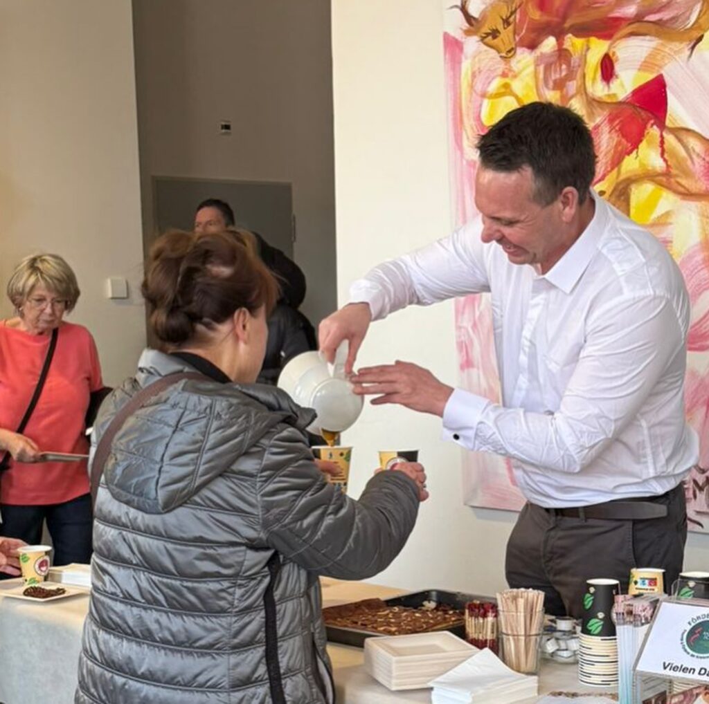 Heute war ich beim Preisträgerkonzert der Kreismusikschule und konnte erstmals als Förderer unterstützen! Nicht nur mit einer kleinen Spende, sondern auch mit echter Power beim Kuchenbasar!
Das Team des Fördervereins, der sich im letzten Jahr gegründet hat, hat mich großartig aufgenommen und die Gespräche mit den Gästen waren spannend! Viele Bekannte und neue Gesichter!
Es soll nicht das letzte Mal gewesen sein, dass ich den Förderverein unterstützt habe!
Die Musikerinnen und Musiker haben an diesem Nachmittag toll aufgespielt und grundsätzlich Unterstützung verdient! Der Förderverein hilft bei den unterschiedlichsten Herausforderungen. Insbesondere in Zeiten knapper öffentlicher Kassen ist so ein Engagement von Bedeutung.
Danke an Familie Dr. Bernd Pieper, die mich auf den Förderverein aufmerksam gemacht hat!

#esgehtnurgemeinsam #förderverein #kreismusikschuleneuruppin #unterstützung