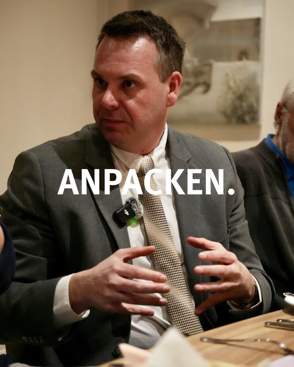 ZUHÖREN. ANPACKEN. UMSETZEN.

Drei Worte.
Aber sie stehen nicht nur für einen Claim, sondern für eine Haltung.

Gestern Abend beim Stammtisch des Ortsverbands der Partei Die Linke. in Kyritz, Neustadt und Wusterhausen wurde genau das gelebt: zuhören, diskutieren, hinterfragen und gemeinsam nach Lösungen suchen.

Politik lebt vom Austausch.
Man kann unterschiedlicher Meinung sein, man kann Positionen kritisch sehen oder auch kontrovers diskutieren. Entscheidend ist jedoch, dass man miteinander spricht. Offen, ehrlich und respektvoll.

Genau diese Ebene war gestern spürbar.

Mein besonderer Dank gilt Frau Kirsten Tackmann für die Einladung zu diesem Gespräch. Der Austausch war klar, sachlich und zugleich sehr authentisch. Jeder konnte seine Sicht frei darstellen. Ohne Schlagworte, ohne Show.

Am Ende steht für mich eine wichtige Erkenntnis:
Zusammenarbeit entsteht dort, wo man bereit ist zuzuhören und Verantwortung gemeinsam zu denken.

Es freut mich sehr, dass wir auf einen gemeinsamen Nenner gekommen sind und eine konstruktive Zusammenarbeit anstreben. Für die Unterstützung und das Vertrauen danke ich herzlich.

Ein Dank geht ebenso an das Team des @novel_hotel_wusterhausen für die Gastfreundschaft, das hervorragende Essen und den professionellen Service. Ein gelungener Rahmen für einen wichtigen Abend.

Politik beginnt im Gespräch.
Und sie endet im Handeln.