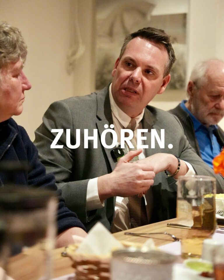 ZUHÖREN. ANPACKEN. UMSETZEN.

Drei Worte.
Aber sie stehen nicht nur für einen Claim, sondern für eine Haltung.

Gestern Abend beim Stammtisch des Ortsverbands der Partei Die Linke. in Kyritz, Neustadt und Wusterhausen wurde genau das gelebt: zuhören, diskutieren, hinterfragen und gemeinsam nach Lösungen suchen.

Politik lebt vom Austausch.
Man kann unterschiedlicher Meinung sein, man kann Positionen kritisch sehen oder auch kontrovers diskutieren. Entscheidend ist jedoch, dass man miteinander spricht. Offen, ehrlich und respektvoll.

Genau diese Ebene war gestern spürbar.

Mein besonderer Dank gilt Frau Kirsten Tackmann für die Einladung zu diesem Gespräch. Der Austausch war klar, sachlich und zugleich sehr authentisch. Jeder konnte seine Sicht frei darstellen. Ohne Schlagworte, ohne Show.

Am Ende steht für mich eine wichtige Erkenntnis:
Zusammenarbeit entsteht dort, wo man bereit ist zuzuhören und Verantwortung gemeinsam zu denken.

Es freut mich sehr, dass wir auf einen gemeinsamen Nenner gekommen sind und eine konstruktive Zusammenarbeit anstreben. Für die Unterstützung und das Vertrauen danke ich herzlich.

Ein Dank geht ebenso an das Team des @novel_hotel_wusterhausen für die Gastfreundschaft, das hervorragende Essen und den professionellen Service. Ein gelungener Rahmen für einen wichtigen Abend.

Politik beginnt im Gespräch.
Und sie endet im Handeln.
