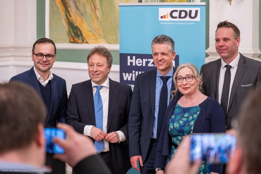 +++ Jahresempfang der CDU OPR in den Ruppiner Kliniken +++

Auch 2026 bin ich der Einladung gerne gefolgt und konnte viele bekannte Gesichter begrüßen. 

Das Grußwort des Bundesministers für besondere Aufgaben, Thorsten Frei (CDU), zeigt: Ja, die Zeiten sind und bleiben schwierig, vieles läuft nicht gut - aber es ist nicht alles schlecht!

In vielen Bereichen steht jedoch die Kosten-Leistungsrechnung nicht mehr im Verhältnis. Wir geben viel Geld aus (Gesundheit, Bildung) - es kommt aber zu wenig raus. 

Bei allem bleibt eine gut funktionierende Wirtschaft die wichtigste Grundlage. Daher braucht es auch in OPR ansiedlungsfreundlichere Rahmenbedingungen. Schnellere und flexiblere Auslegung / Handhabung im Baurecht und bei der Bauleitplanung wären ein Anfang!

Ansonsten freue ich mich 
auf einige Gespräche in den kommenden Wochen, die gestern angebahnt wurden: 

- Sarah Lindemann (KREISHANDWERKERSCHAFT)
- Antje Baumgart (PARITÄTISCHE WOHLFAHRTSVERBAND)
- Wilma Nickel (LANDFRAUEN)

Danke für die Einladung und den Support  zur Kandidatur, der aus unterschiedlichsten Bereichen spürbar war.

#jahresempfangcdu #zukunftopr #austausch #landrat2026