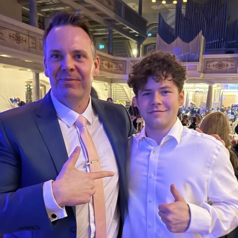 +++Ballnacht in Neuruppin +++ ROTARY-BALL-2026+++
Über Serviceclubs (ob Rotary oder Lions) kann man denken was man will. Man kann sie gut finden, man kann sie als elitär beschreiben oder man kann sie für abgehoben halten! 
Aber eines ist doch klar, es handelt sich vor allem um Menschen, die sich vieles hart erarbeiten, ins eigene Risiko gehen, Verantwortung übernehmen und dabei viel Lebenszeit investieren. 
Die Unternehmer unten ihnen sind: Arbeitgeber und Chancengeber. Misserfolge und Enttäuschungen gibt es hier genauso wie anderswo. 
Der karitative Gedanke von Rotary  - des „selbstlosen Dienens“ („Service above Self“) - ist über 100 Jahre alt und überall in der Welt verbreitet.
Dieser Abend zeigt wie Zusammenhalt auf dieser Ebene funktioniert und hat am Ende den gleichen emotionalen Wert, wie der Zusammenhalt im Verein oder bei der Feuerwehr! 
Von daher: DANKE für den großartigen Abend und für die erreichte Spendensumme, die wieder sozialen Zwecken zugeführt wird!

Facts zum Foto: Junge Abiturienten unterstützen diesen Ball, indem sie hier kellnern oder ausschenken, um für ihre Abschlussfeier Geld zu sammeln! Natürlich hab ich das unterstützt! 
Das Gespräch mit dem Schülersprecher der Evangelischen Schule Neuruppin, Lukas Sattelmair, war sehr interessant! Was bewegt junge Menschen hier zu bleiben?? Darauf wird es künftig ankommen! 

Lieber Lukas - danke für das nette Gespräch und auf bald zum Interview! 

PS: Zu meiner Kandidatur gab es gestern von den Unternehmern überwältigen Zuspruch! 
Wirtschaft OPR: DANKE!

#wirtschaftopr 
#einwohnerzahlenopr
#evangelischeschuleneuruppin 
#zusammenhalt