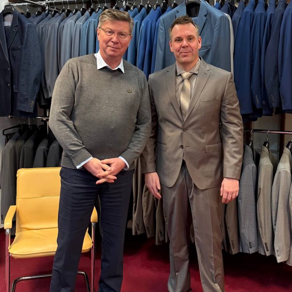 +++ Seriös auftreten – und dabei den Einzelhandel vor Ort stärken. +++

Zu Beginn meiner Kandidatur hat jemand gesagt: „Kleider machen Leute!“.

Das Sprichwort ist daher nicht nur eine Novelle des Schweizer Dichters Gottfried Keller, sondern spielt in der Psychologie auch eine große Rolle! 

Wenn man dann noch in der Innenstadt einen guten Herrenschneider findet, kommt beides zusammen! 
Seriös auftreten – und dabei den Einzelhandel vor Ort stärken. 
Von daher meine Bitte: gucken Sie in Ihren Städten und Gemeinden vor Ort! Wir finden alles was wir brauchen! Es muss nicht immer der Klick im Online-Versand sein!

Danke für die immer gute Beratung und den Service, Herr Schraps! 

#wirdieinnenstadtneuruppin 
#einzelhandelstärken 
#herrenmode #schraps