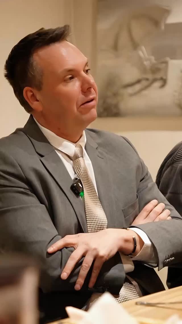 Wirtschaft entsteht nicht durch Zufall.
Sie entsteht durch Verantwortung, Strategie und konsequentes Handeln.

Als Amtsdirektor in Temnitz trage ich Verantwortung für die Entwicklung des Temnitzparks.
Gemeinsam mit der Entwicklungsgesellschaft ist es gelungen, aus einem schwierigen Start einen gefragten Wirtschaftsstandort zu machen.

Heute fließen Investitionen in dreistelliger Millionenhöhe in das Gebiet.
Die direkte Lage an der A24 und der B167, attraktive Rahmenbedingungen und eine engagierte Verwaltung machen den Unterschied.

Ein Modell, das zeigt:
Mit klarer Führung und Verlässlichkeit kann Wirtschaft wachsen.

Warum sollte das, was in Temnitz funktioniert, nicht auch im gesamten Landkreis gelingen?

Veränderung braucht Struktur.
In meiner Masterarbeit zum Thema Change Management habe ich mich intensiv mit Widerständen beschäftigt und mit der Frage, wie man sie überwindet.

Strategien kennen.
Menschen mitnehmen.
Ziele erreichen.

Wirtschaft stärken heißt:
Arbeitsplätze sichern.
Familien Perspektiven geben.
Regionen lebendig halten.

Zuhören. Anpacken. Umsetzen.