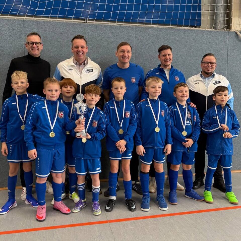 +++Sportlich beim Sparkassen Dosse Cup in Wusterhausen+++
Nicht nur vor der Wahl muss man sich um seine Kommunen kümmern - sondern IMMER ❗️ 
Bürgermeister Schulz und Landratskandidat Kresse haben am 07. Juni 2026 einen Termin und ein gemeinsames Ziel! ♥️ 

Vote both !  Schulz & Kresse. Für Gemeinde und Landkreis ⚠️

Privater-Fun-Fact: Einige Jahre hütete Thomas Kresse das Tor der 2. Männermanschaft von Blau-Weiß Wusterhausen! 
Foto: Eric Stiefel

#sparkasseopr #blauweißwusterhausen 
#vereinslebenopr #gemeinsamesziel