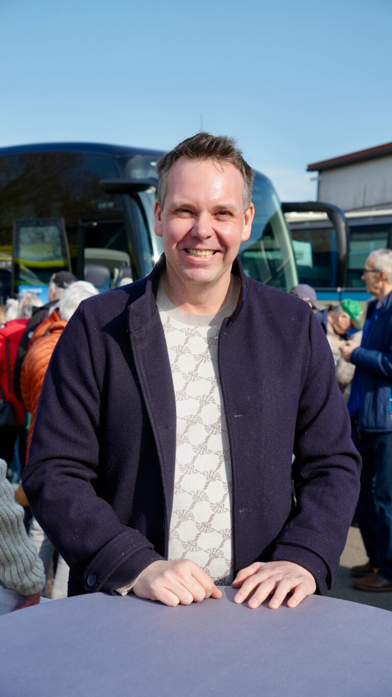 Tradition trifft Zukunft.

Heute war ich zu Gast bei Schröder Reisen in Segeletz.
Einem Familienunternehmen mit Geschichte.
Seit den 1950er Jahren am Markt, heute erfolgreich in zweiter Generation geführt.
Die dritte Generation arbeitet bereits mit und wird perspektivisch übernehmen.

Ein Unternehmen, das viele Herausforderungen gemeistert hat.
Das drangeblieben ist.
Und das zeigt, wie wirtschaftliche Stabilität in unserer Region gelingen kann.

Beim heutigen „Winterfest“, bei fast schon frühlingshaften Temperaturen, war die Aufbruchsstimmung spürbar.
Viele Besucherinnen und Besucher.
Viele gute Gespräche.
Viel Zuversicht.

Ich habe mich gefreut, vor Ort zu sein, Einblicke zu bekommen und mit engagierten Menschen ins Gespräch zu kommen.
Denn genau solche Unternehmen tragen unseren Landkreis.

Für mich ist klar:
Wirtschaft fördern.
Menschen mitnehmen.

Wer unsere Betriebe stärkt, sichert 
Arbeitsplätze, Perspektiven und Zukunft für Familien hier vor Ort.

Gemeinsam Richtung Zukunft.

Zuhören. Anpacken. Umsetzen.